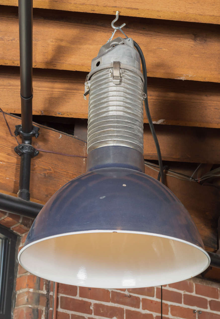 Blue industrial hanging lamp with aluminium top. Dutch design and rewired in the 20th century with US plug socket.

H: 33