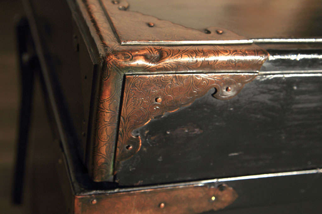 Japanese Painted Trunk In Excellent Condition For Sale In Stamford, CT