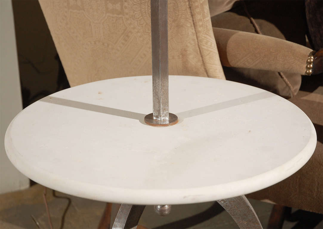 Bronzato Coppia di lampade da terra francesi d'epoca con base a treppiede in bronzo e piani rotondi in marmo in vendita