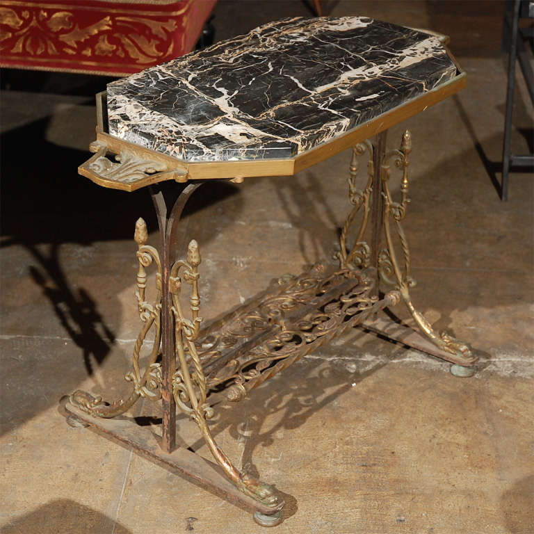 Bronze Table vintage en fonte avec plateau en marbre noir et blanc par Oscar Bach en vente
