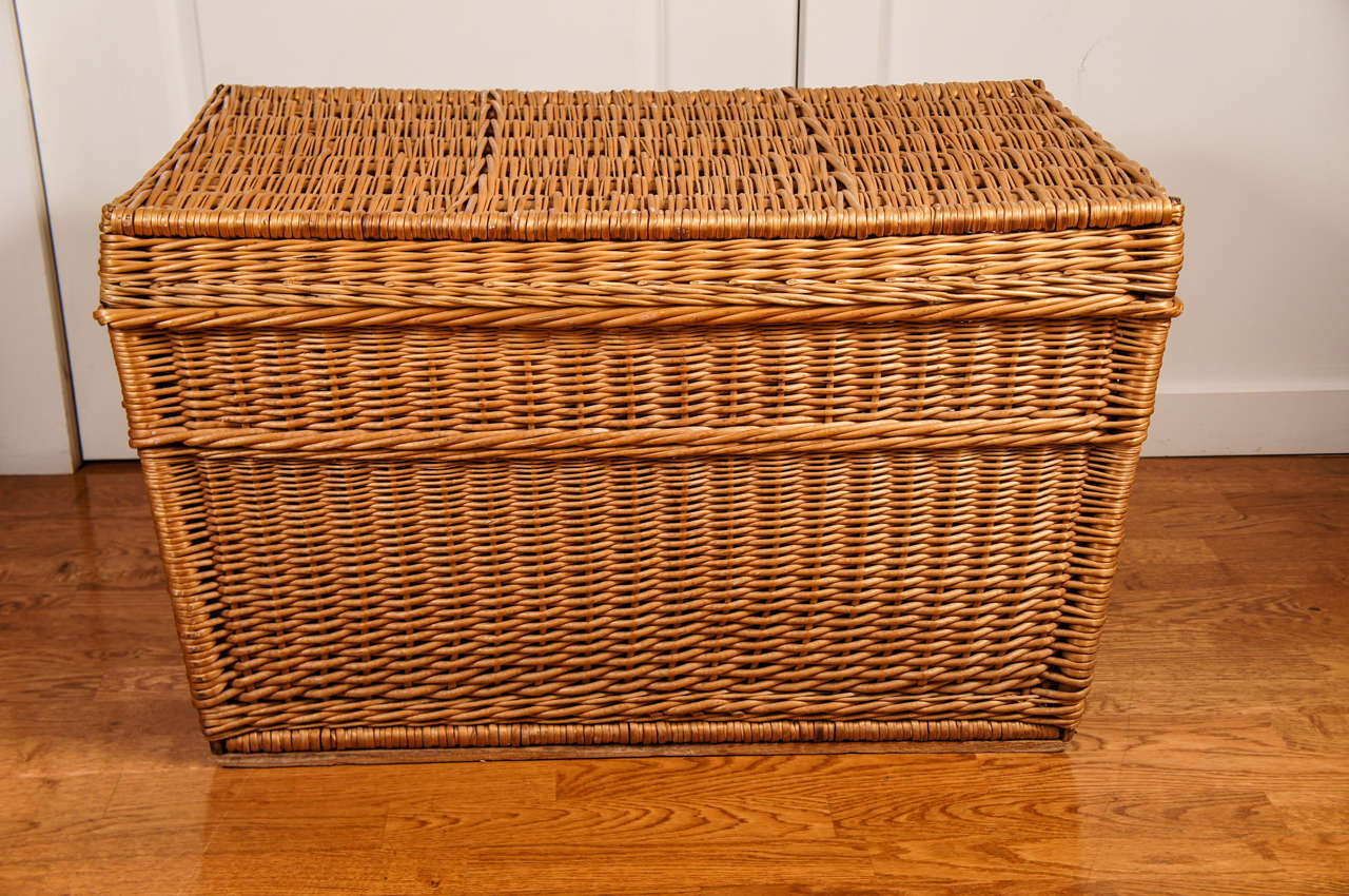 large chest in beautiful condition, with two woven handles.
rests on applied wooden runners.
with an unusual dowel construction, that cleverly stabilizes the trunk in all four corners of the lid and base.