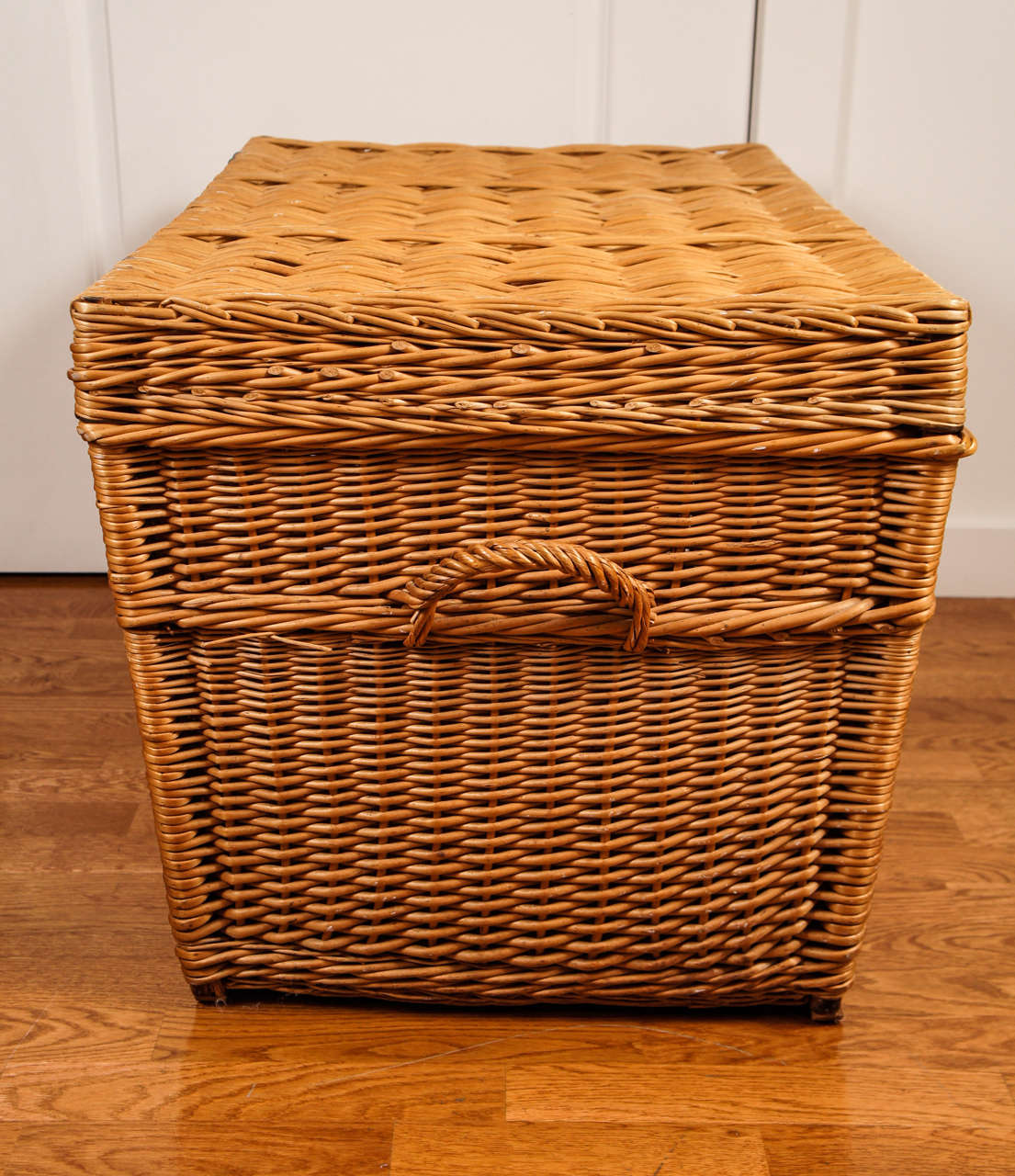 Wicker Chest In Good Condition In Hudson, NY