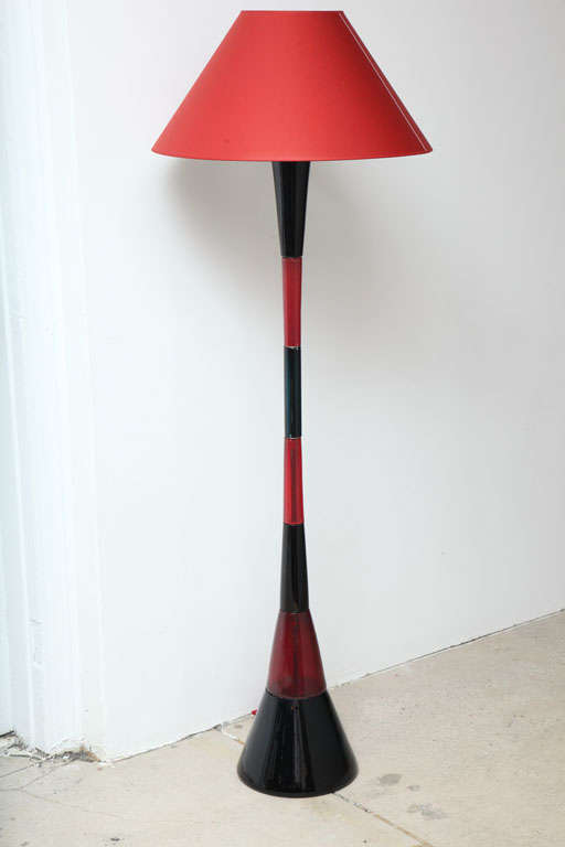 Fantastic floor lamp in red and dark green glass. Designed during the 1950s by Fulvio Bianconi for Venini
Dimensions given without shade 
With shade: Diameter 60 cm, high 168 cm.