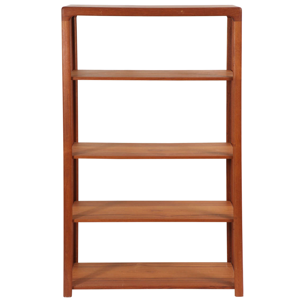 A Danish solid teak open bookshelf, circa 1950s, very nicely constructed with rounded corners. Two adjustable shelves, center, top and bottom fixed shelves.