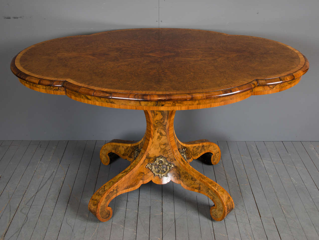 This excellent quality and highly unusual shaped burr Walnut Centre Table features a tilt top option, with an absolutely beautiful butterfly image (quarter veneered) grained top. The table has a cross banded border with a recessed apron and is