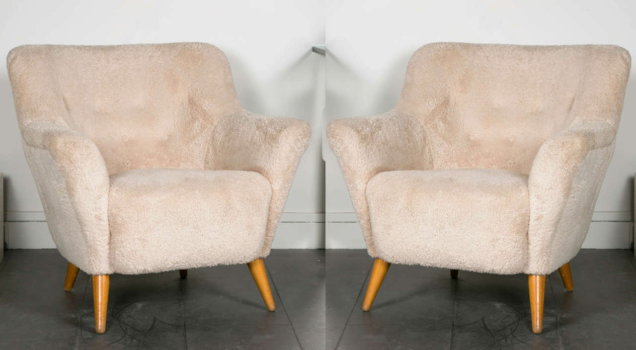 Flemming Lassen (1902-1984).

Pair of armchairs,

circa 1940.
Wool, mahogany base.

Flemming Lassen, Danish modernist architect, is particularly well known for his collaboration with Arne Jacobsen.