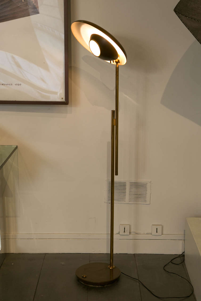 Oscar Torlasco & Lumi Editeur,

circa 1954.

Rare floor lamp version of the lamp model 555T.
Gold-plated brass and brown lacquered metal.
Cache Directional bulb, adjustable dimensions (30-40 cm).
Label editor Lumi Milano under the cover bulb.