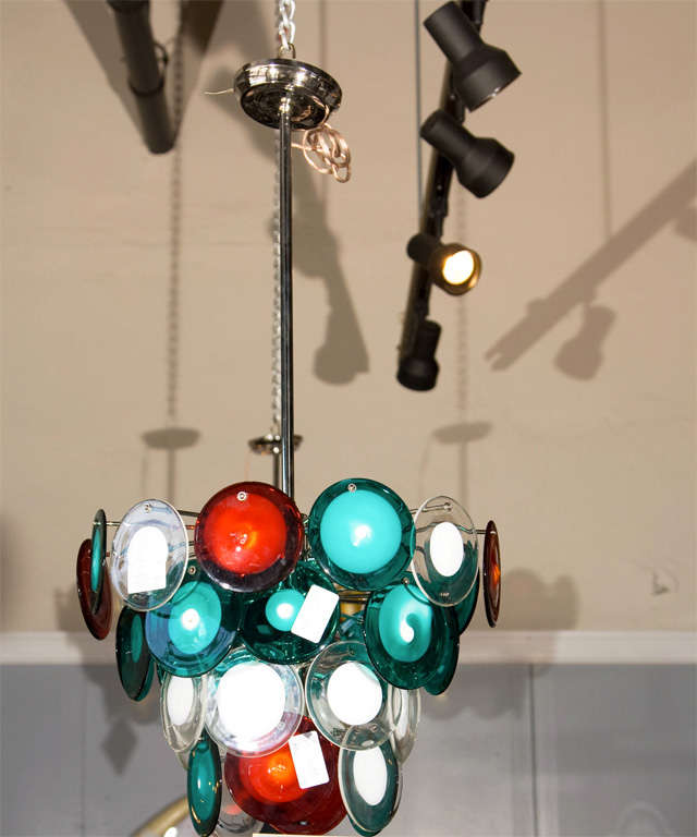 Luminaire à disque en verre multicolore de style Art déco avec tige centrale chromée. 