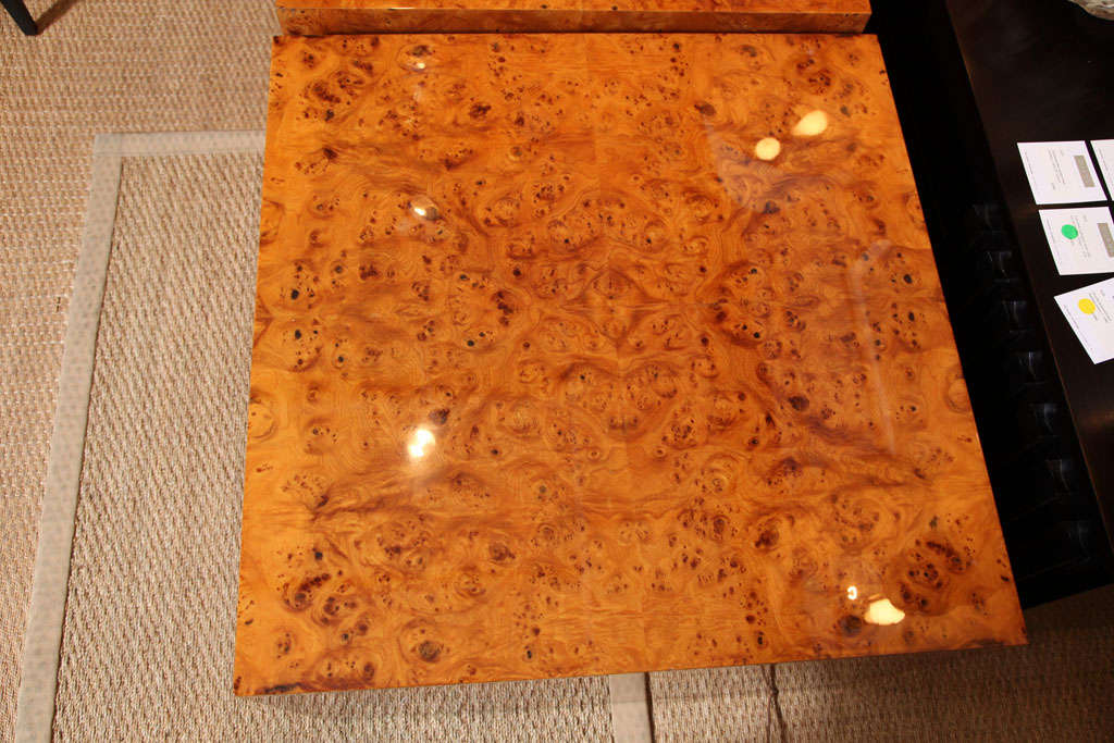 Table en bois rectangulaire, marqueterie, dans un style classique