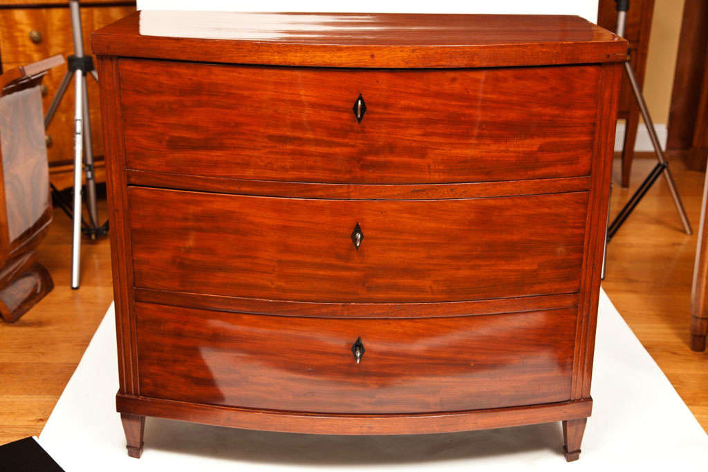 Fine Pair of  Bow-Fronted Chest of Drawers 6