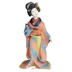 Antigua figura japonesa de arcilla de una joven geisha; finales del periodo Meiji