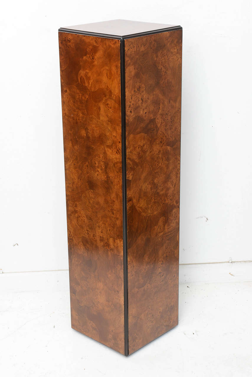 Drexel Heritage Pedestal in Burlwood with Black Edging In Excellent Condition In West Palm Beach, FL