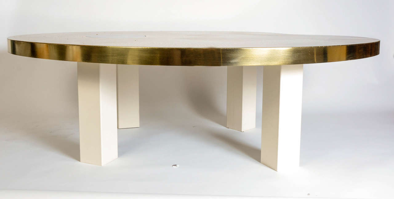 Exceptional coffee table by Enzo Missoni.
Brass grave with acid.
Inclusion of agate.
Signed.
Off-white foot.