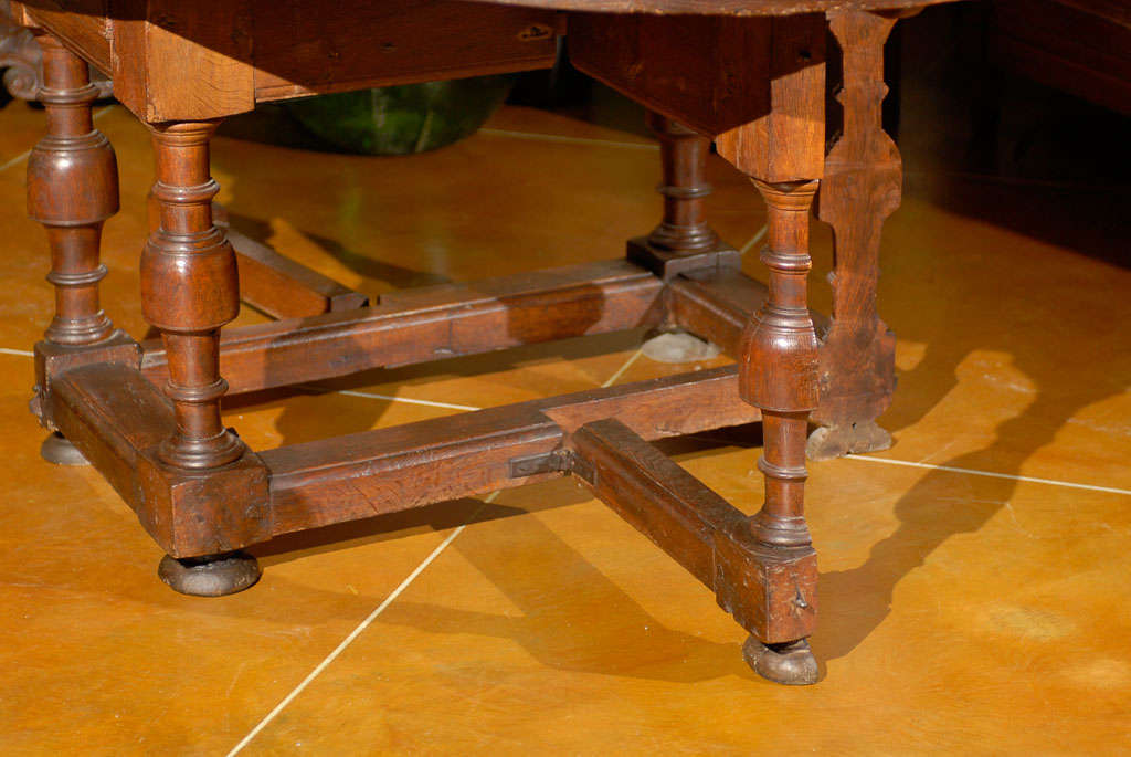 18th Century and Earlier 18th Century Oval English Oak Drop-Leaf & Gate Leg Dining Table