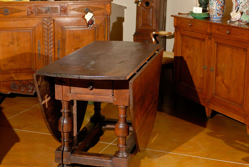 18th Century Oval English Oak Drop-Leaf & Gate Leg Dining Table 6