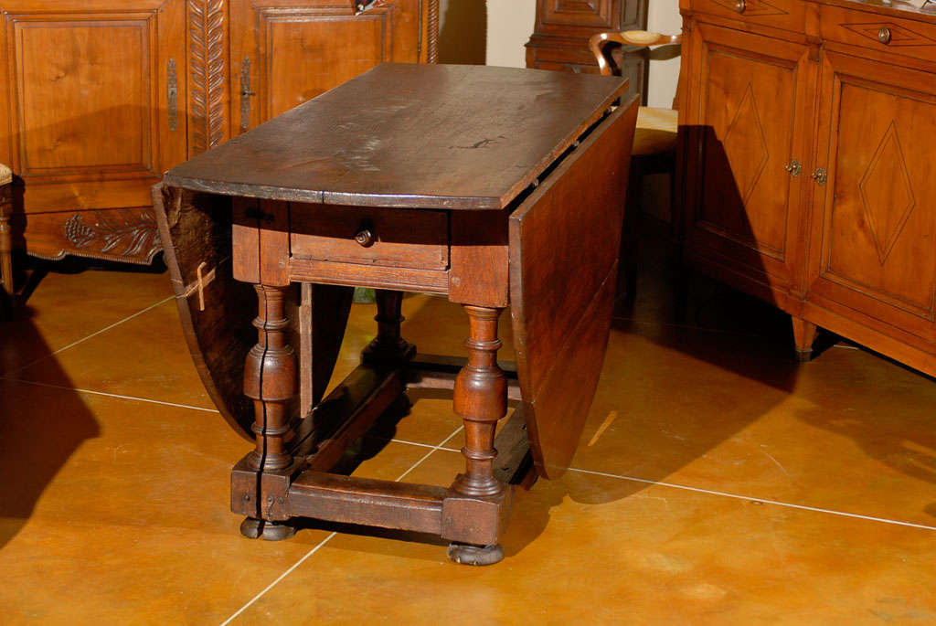 18th Century Oval English Oak Drop-Leaf & Gate Leg Dining Table 3