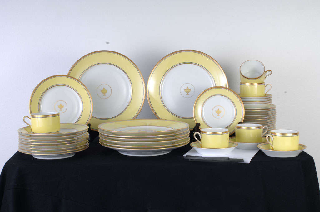 Neo-Classical center urn with rich yellow band - a timeless design by the master of Italian porcelain. <br />
<br />
Set is comprised of:<br />
8 Dinner Plates - 10.25