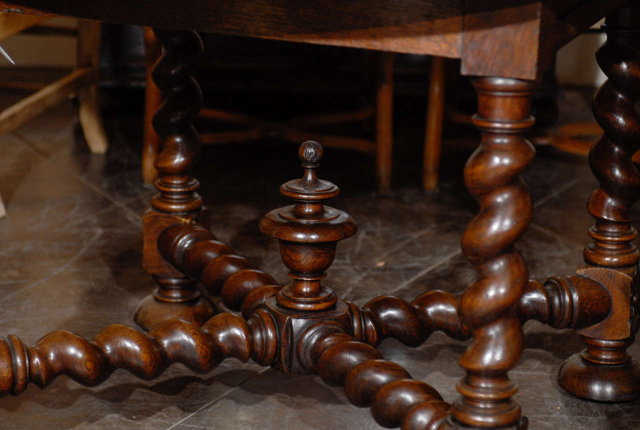 English Round Table with Barley Twist Legs In Excellent Condition In Atlanta, GA