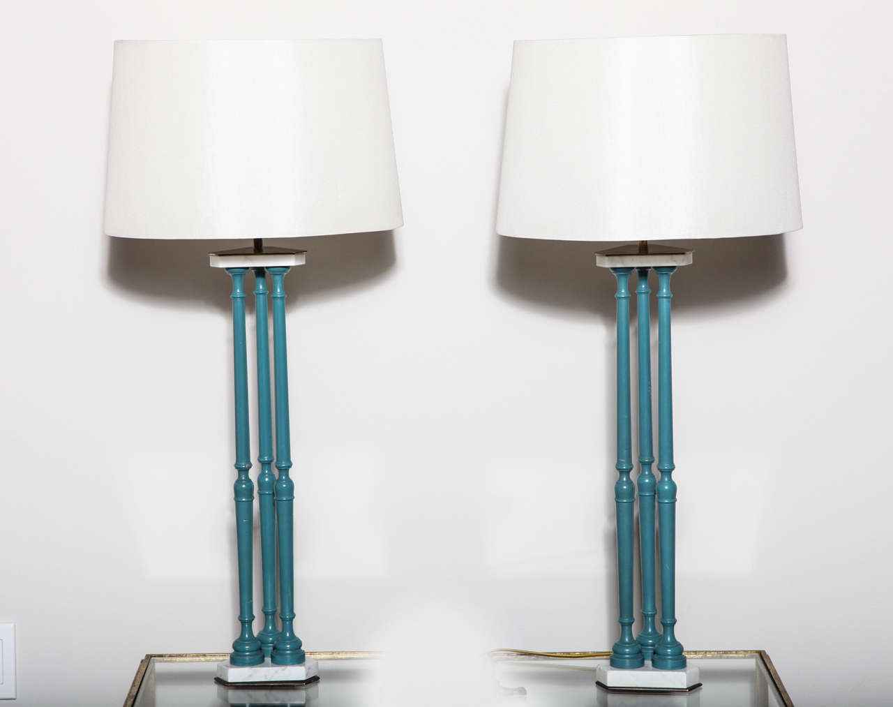 Pair of Italian table lamps from the 1970s with a spindle detail base in turquoise and Carrara marble.