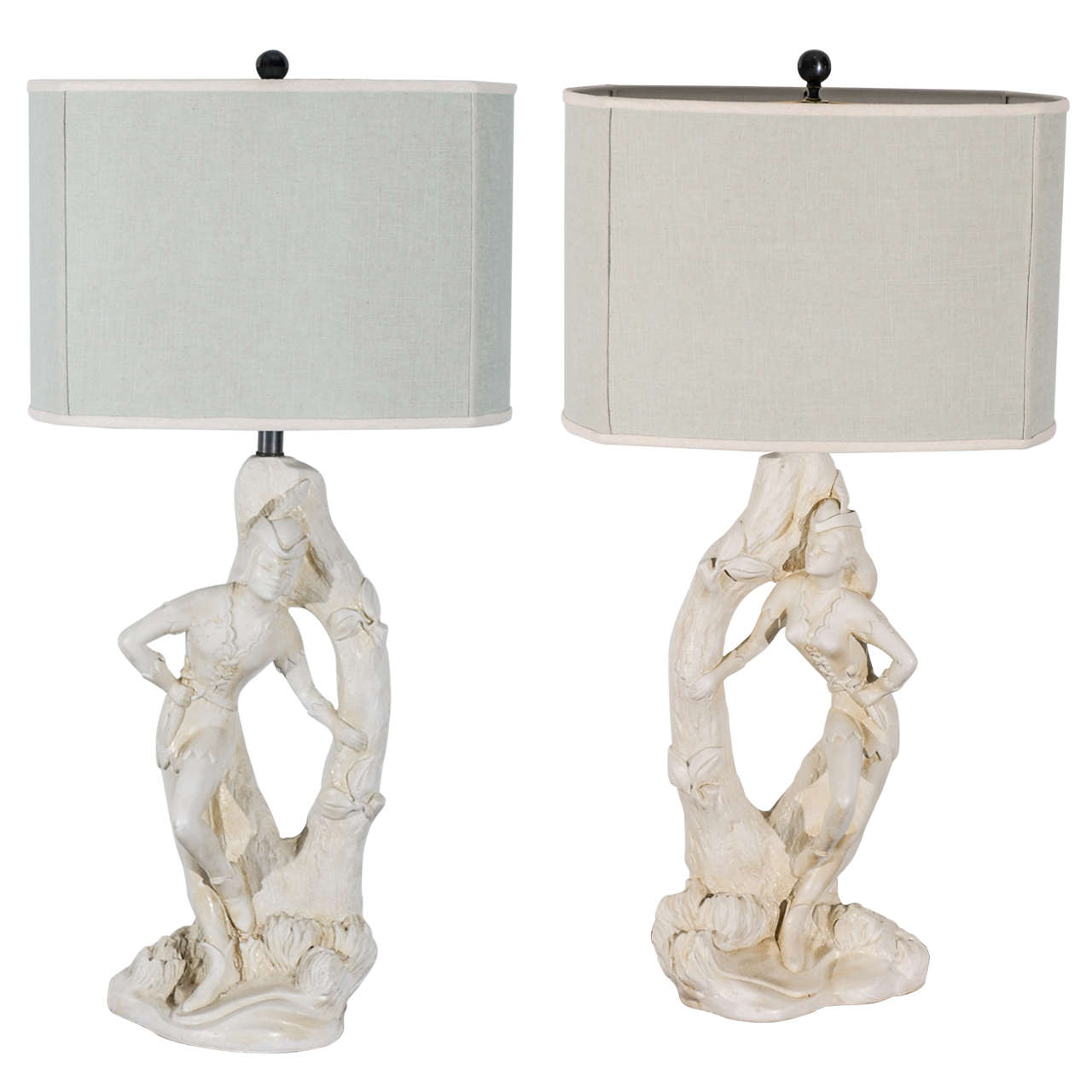 Magnifique paire de lampes en plâtre crème de Continental Art Company en vente