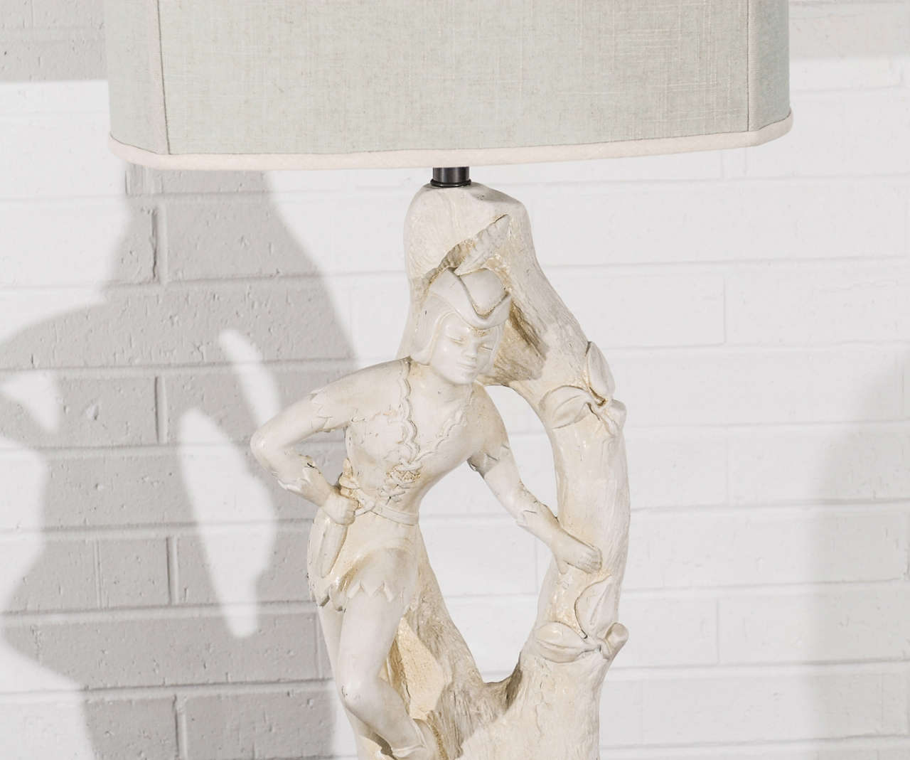 Americano Bellissima coppia di lampade in gesso color crema di Continental Art Company in vendita