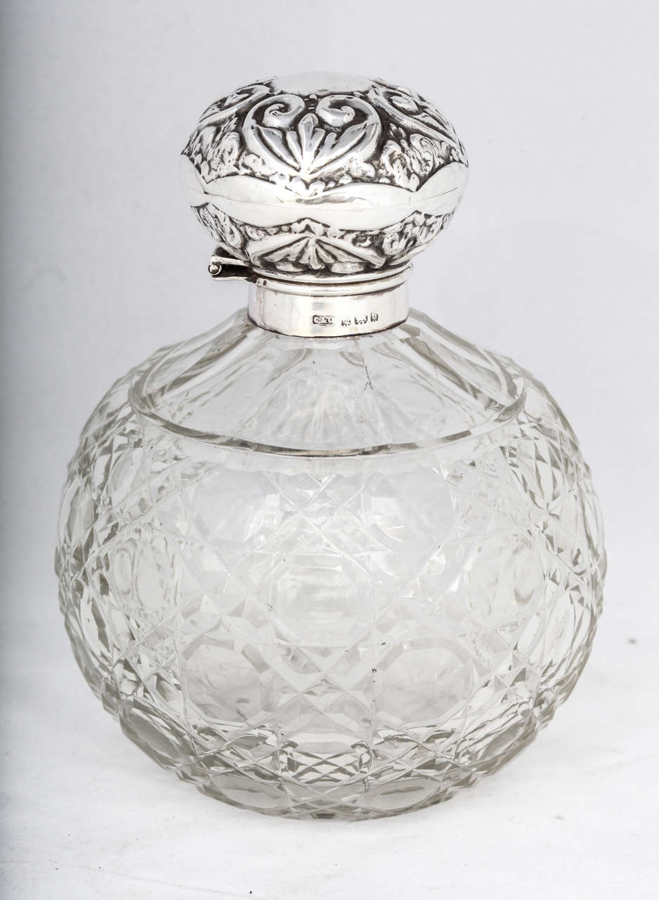 Très grande carafe à parfum victorienne en argent sterling montée