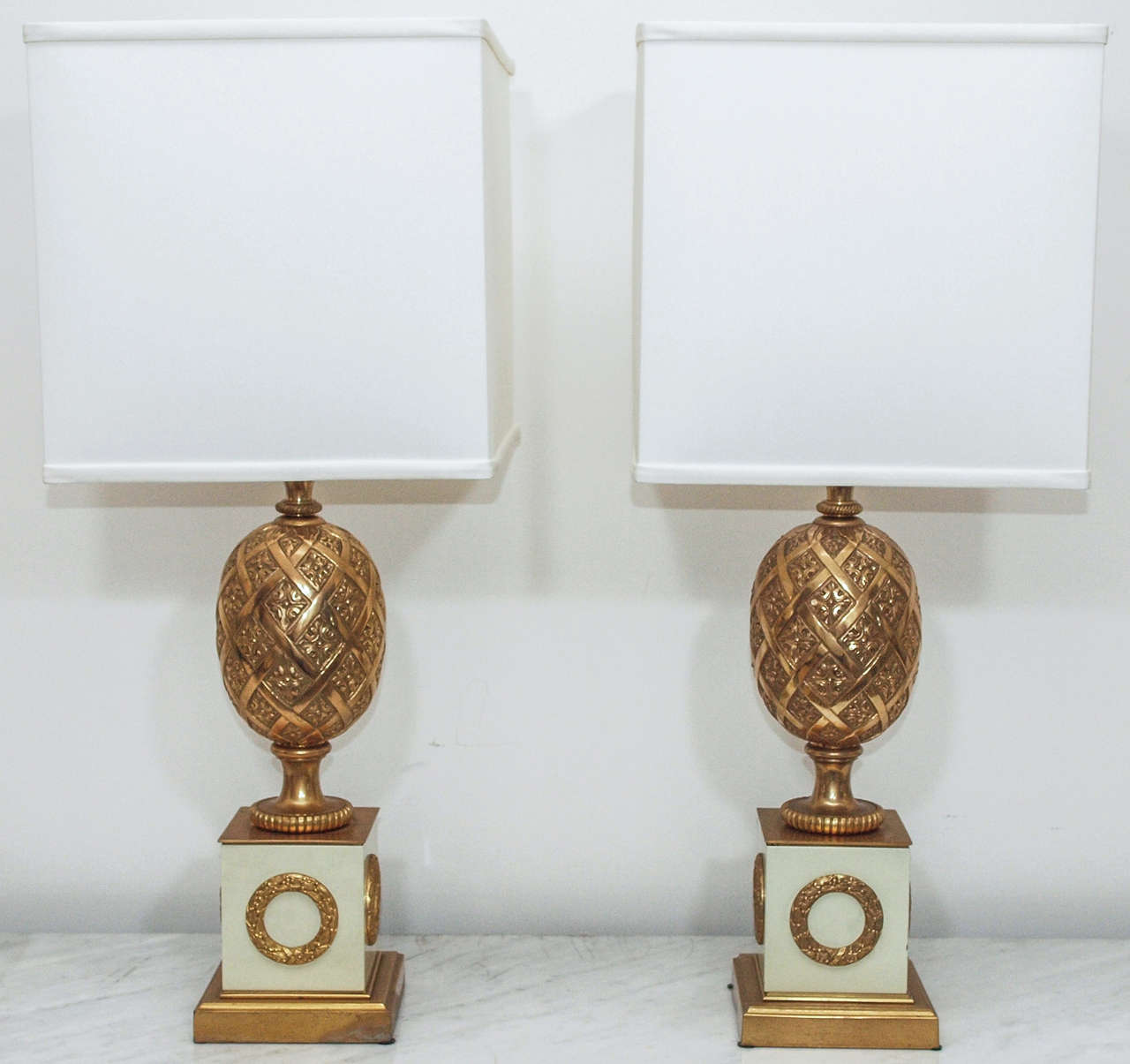 Stunning pair table lamps in gilt and lacquered bronze; the beautifully detailed bodies of stylized  