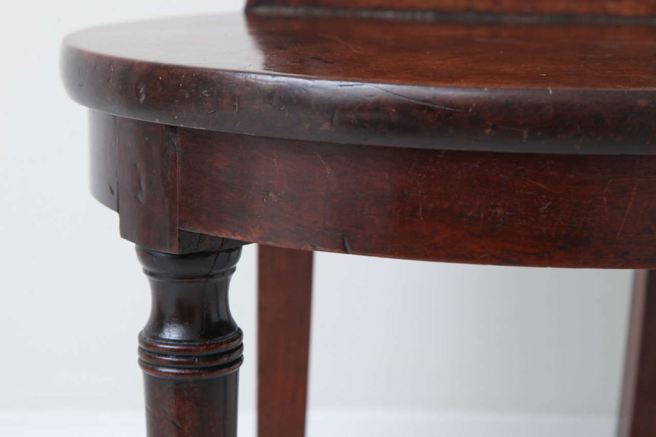 A 19th century English Regency mahogany hall chair In Excellent Condition In New York, NY