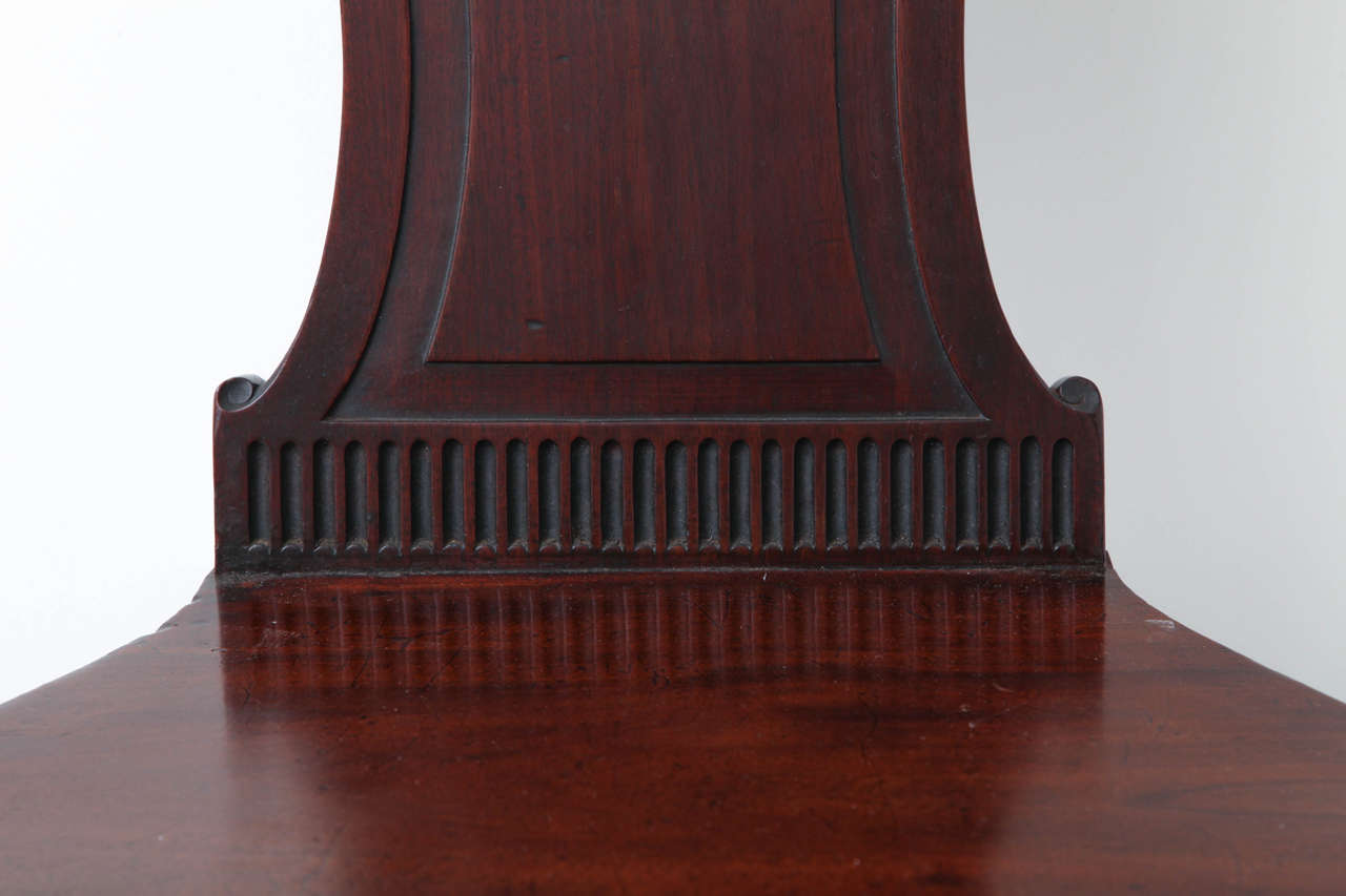 Pair of English Regency Mahogany Hall Chairs In Excellent Condition For Sale In New York, NY