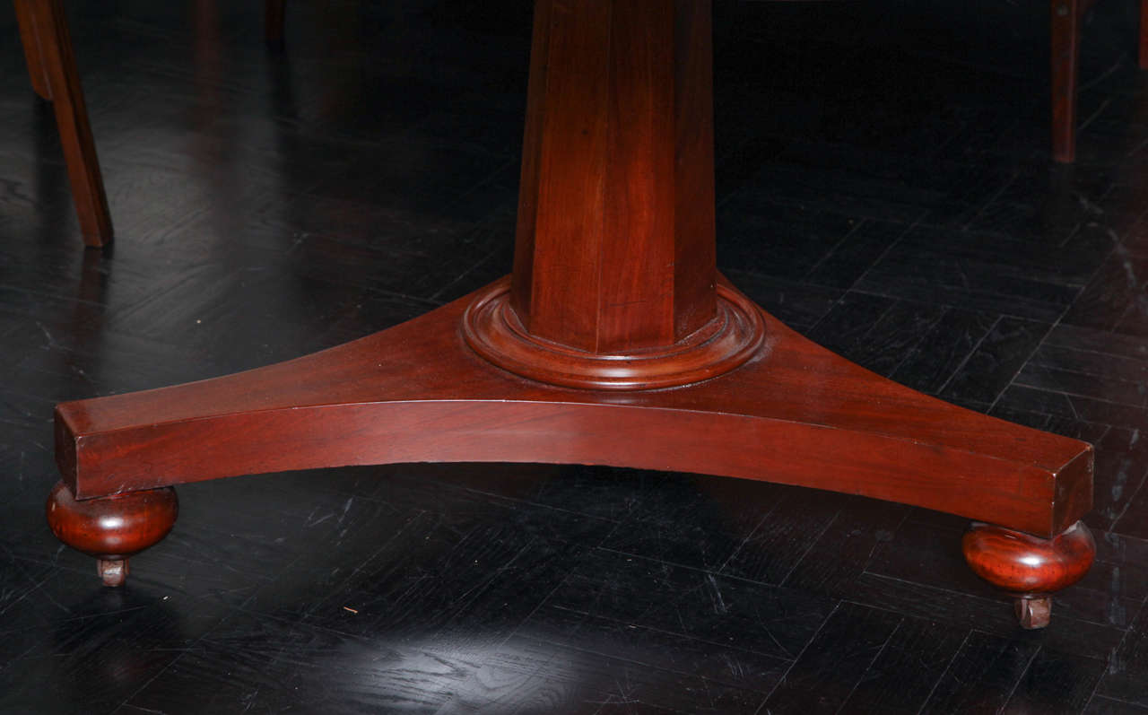 Early 19th Century Mahogany Pedestal Table In Good Condition For Sale In New York, NY