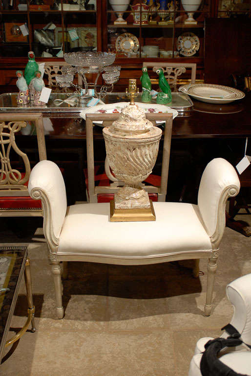 NEOCLASSICAL URN AGATE WARE LAMP, CUSTOM GILTWOOD BASE<br />
OUR INVENTORY #10-L-142<br />
AN ATLANTA RESOURCE FOR FINE ANTIQUES