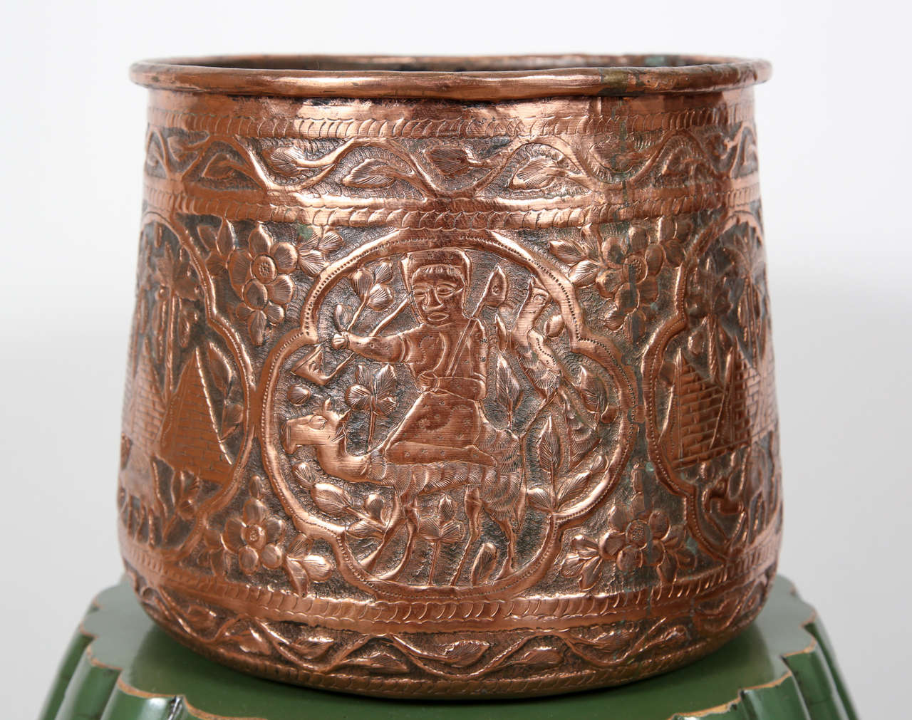 Orientalischer Cache-Topf aus Kupfer, handgeätzt und aus poliertem Messing.
Kann verwendet werden als  Vase oder Jardiniere, innen oder außen.
Figürliche Szenen und architektonische und geometrische Pyramidenmuster, handgehämmert auf einem