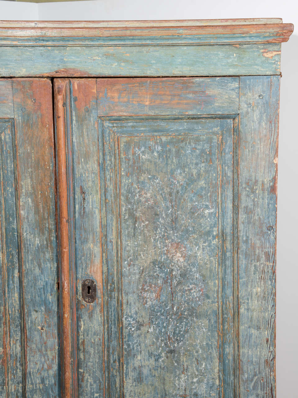 Gustavian Painted Cupboard In Excellent Condition In Houston, TX