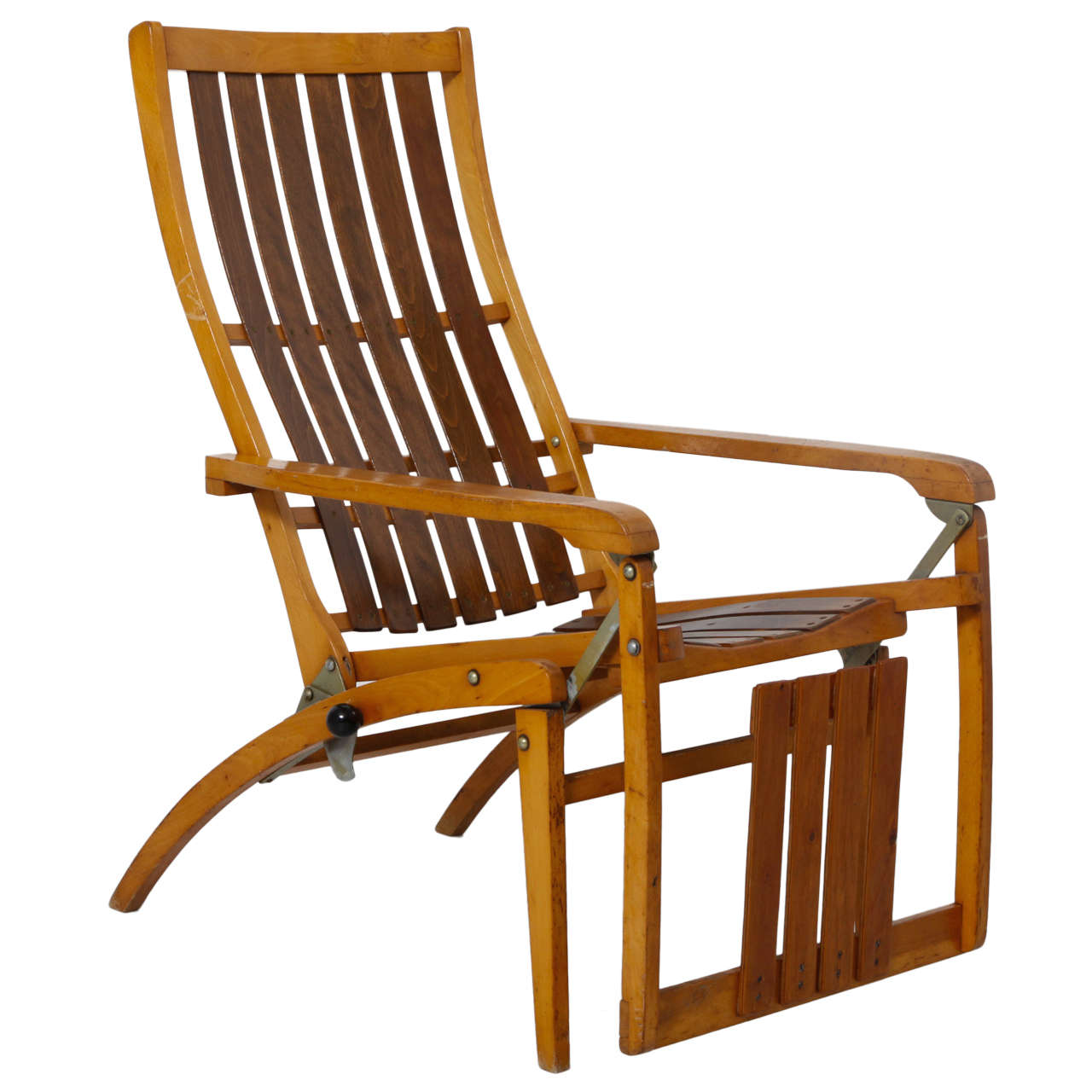 Siesta lounge bentwood chair, designed by Hans & Wassili Luckhardt for Thonet.
Stand structure of square timber with vertically lined up board sides, inclination of the seat and backrest and adjustable arm with crank mechanism, hinged footrest,
