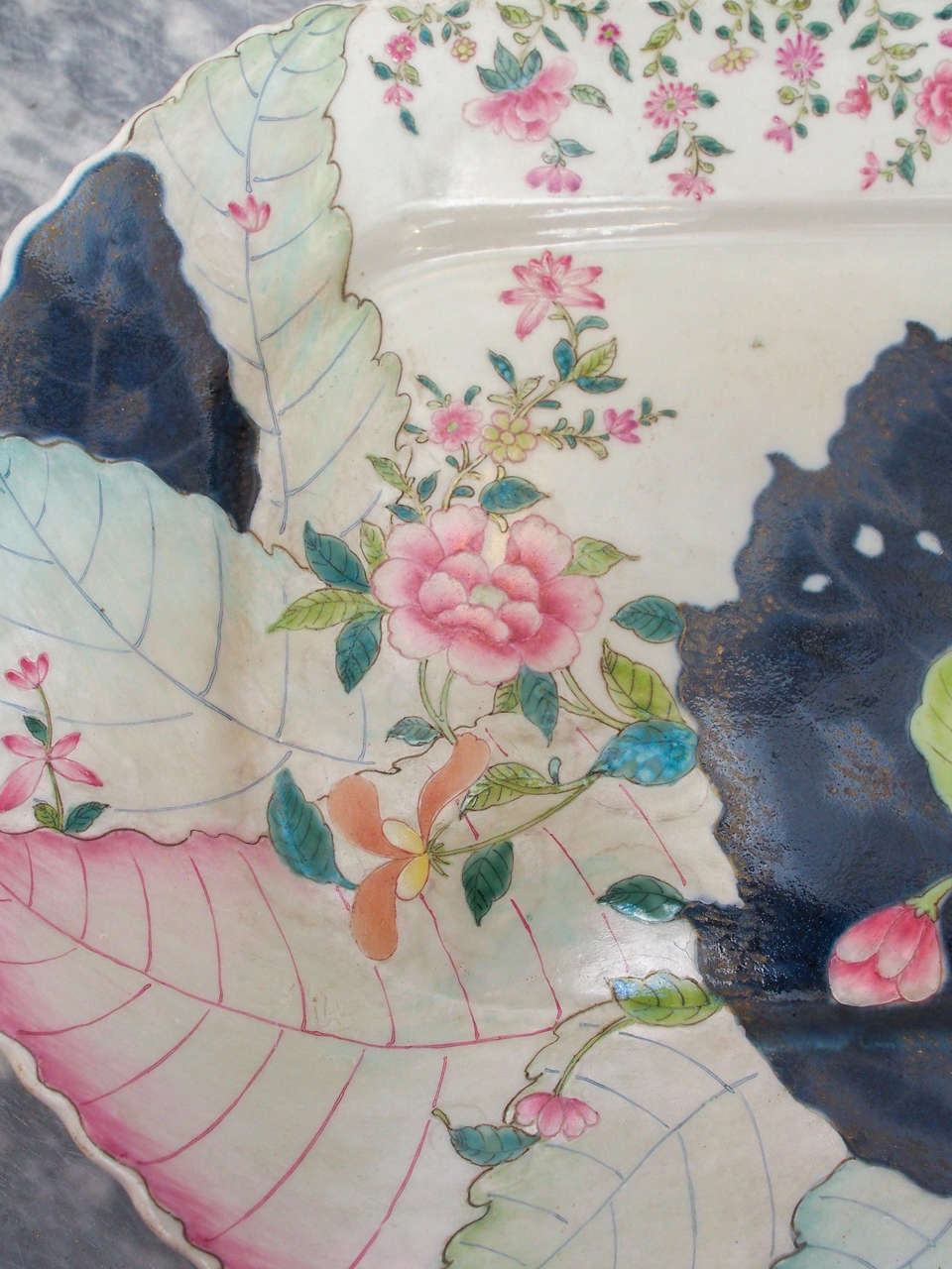 Pair of Chinese Export Tobacco Leaf Platters In Excellent Condition In Natchez, MS