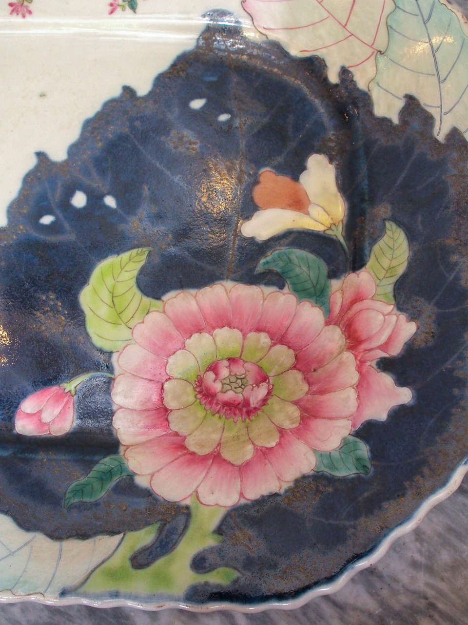 19th Century Pair of Chinese Export Tobacco Leaf Platters