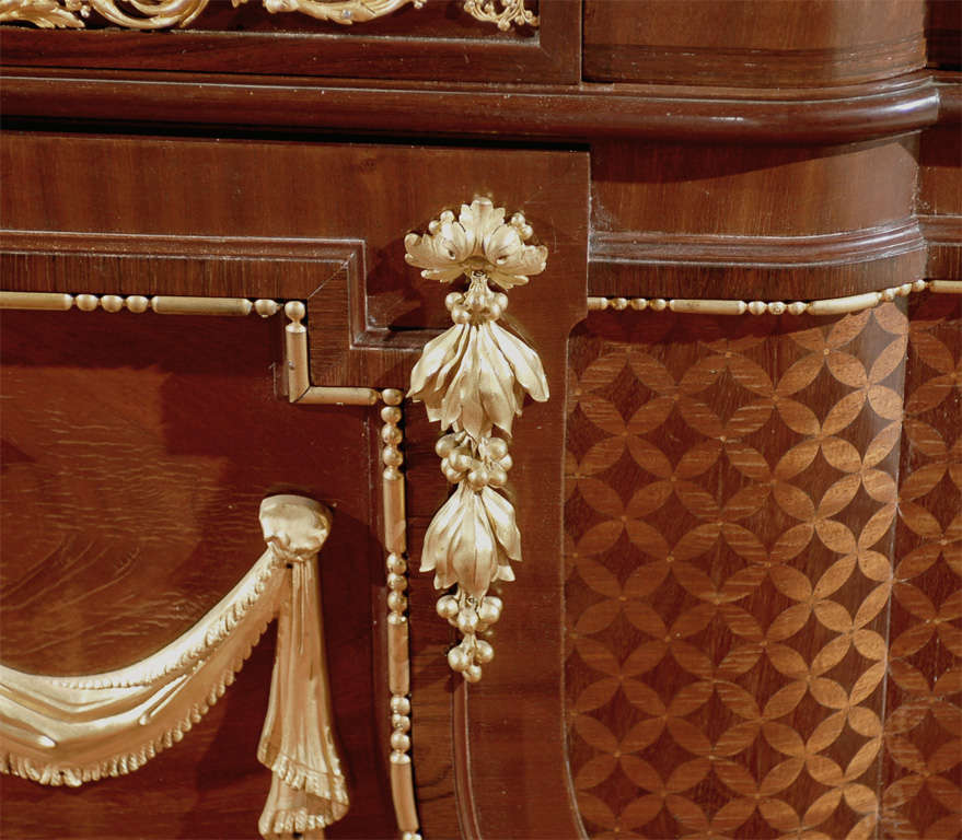 Suberb commode with ormolu mounts 2