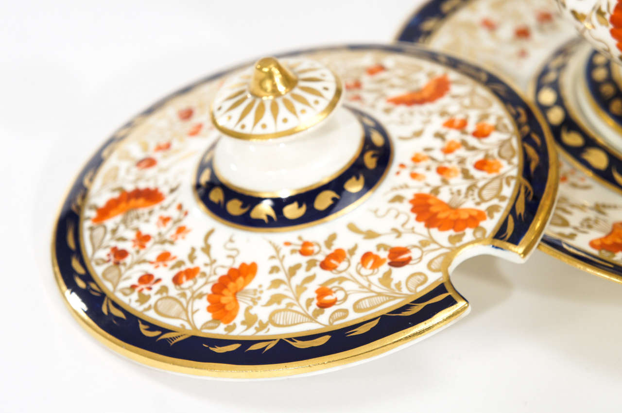 Pair of Davenport 19th Century Imari Sauce Tureens on Stands In Excellent Condition In Great Barrington, MA