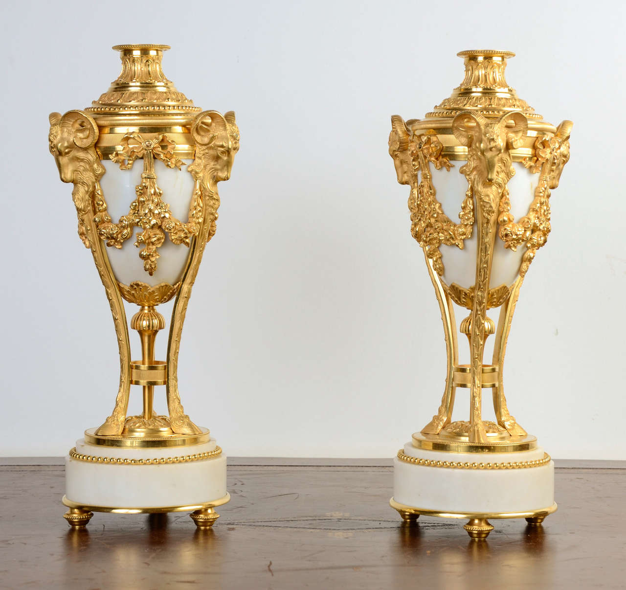 Cassolettes double, with a reversible top tu be use as a candelstick.
Decorated with bronze gilded with real gold, finely chizelled