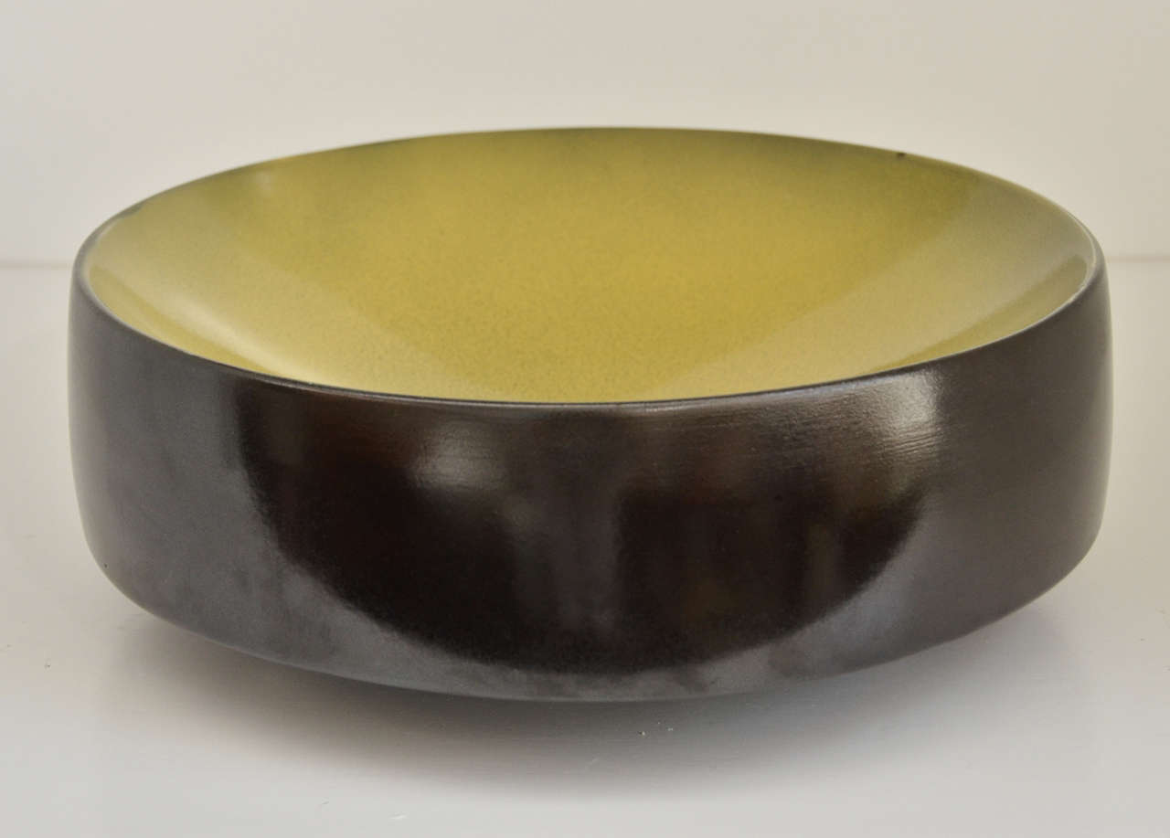 An exquisite two-toned round ceramic bowl by Miri Mara.