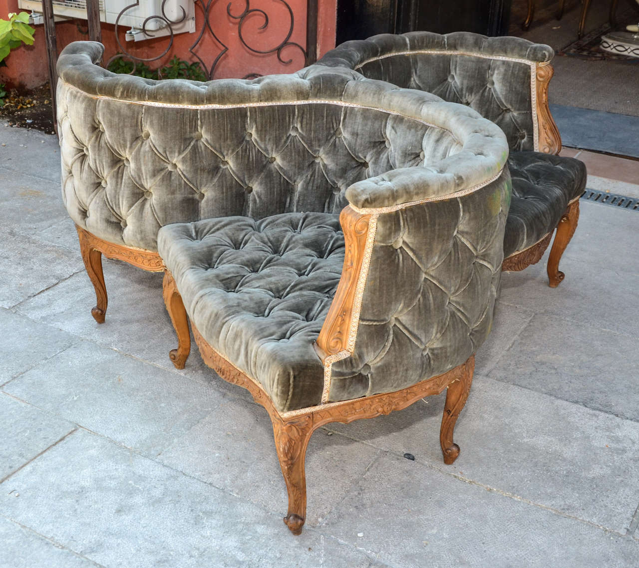 Rare three places conversation sofa. Walnut structure and velvet fabric. Good condition. Condition consistent with age and use. Three missing buttons on the upholstery.