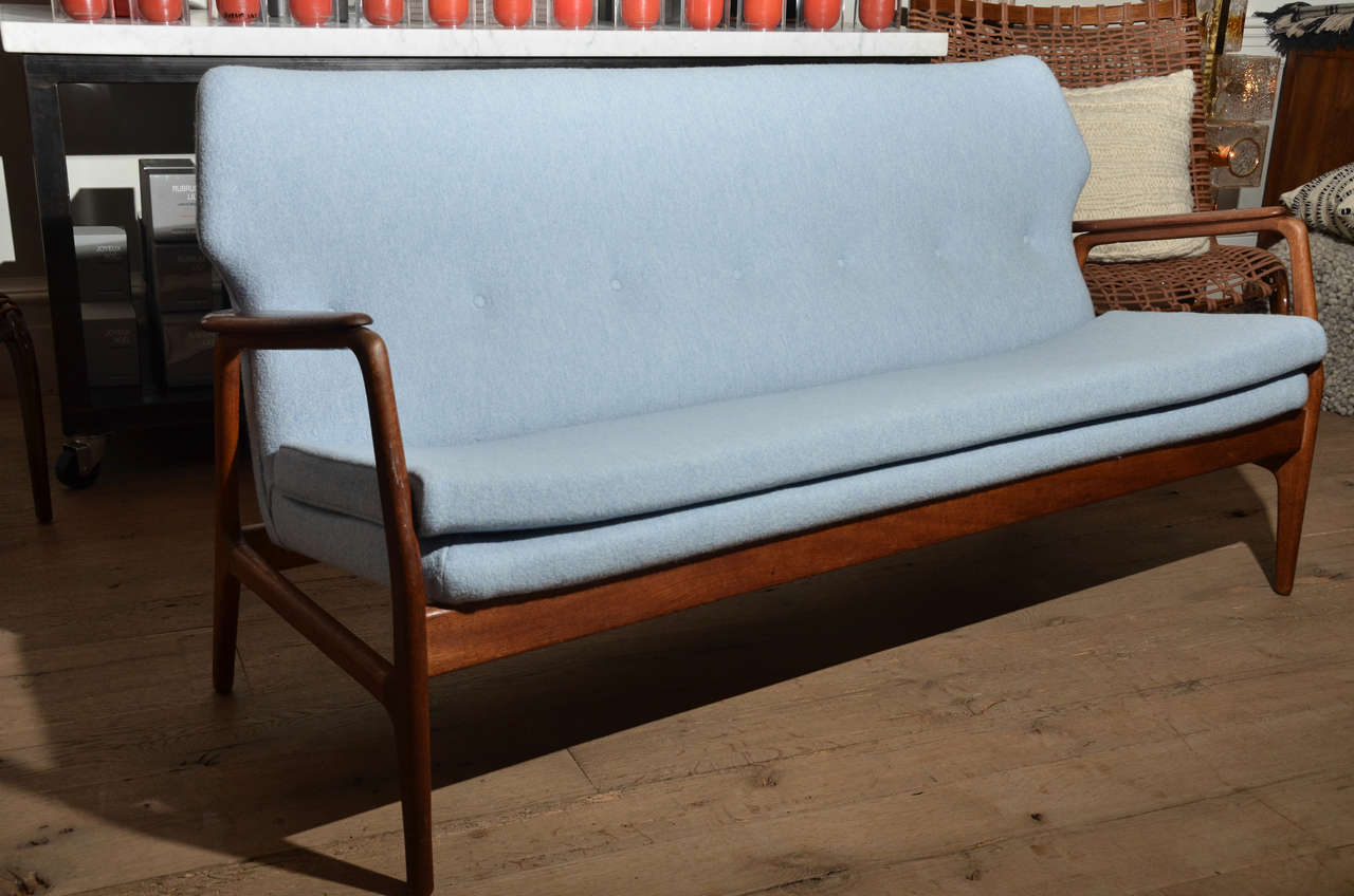 Bois Canapé Wingback des années 1960 en vente