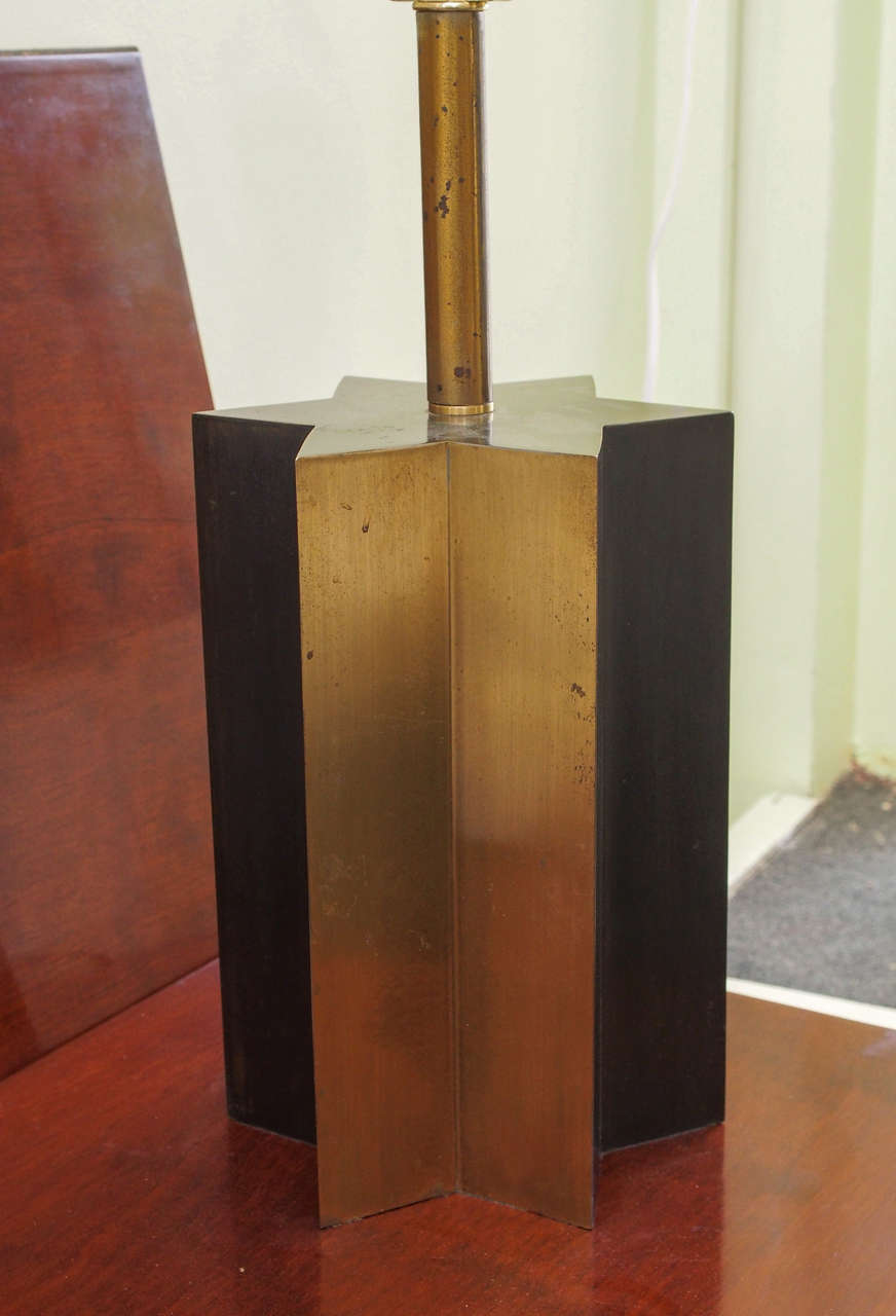 Argentine Mid-Century Modern Brass and Paint Lamp with Star Shaped Base For Sale