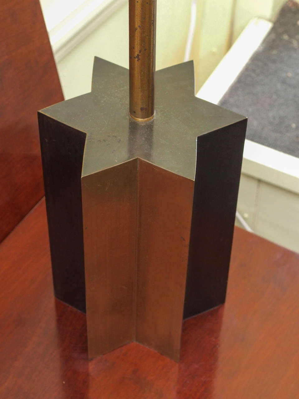 Mid-Century Modern Brass and Paint Lamp with Star Shaped Base In Good Condition For Sale In New Orleans, LA