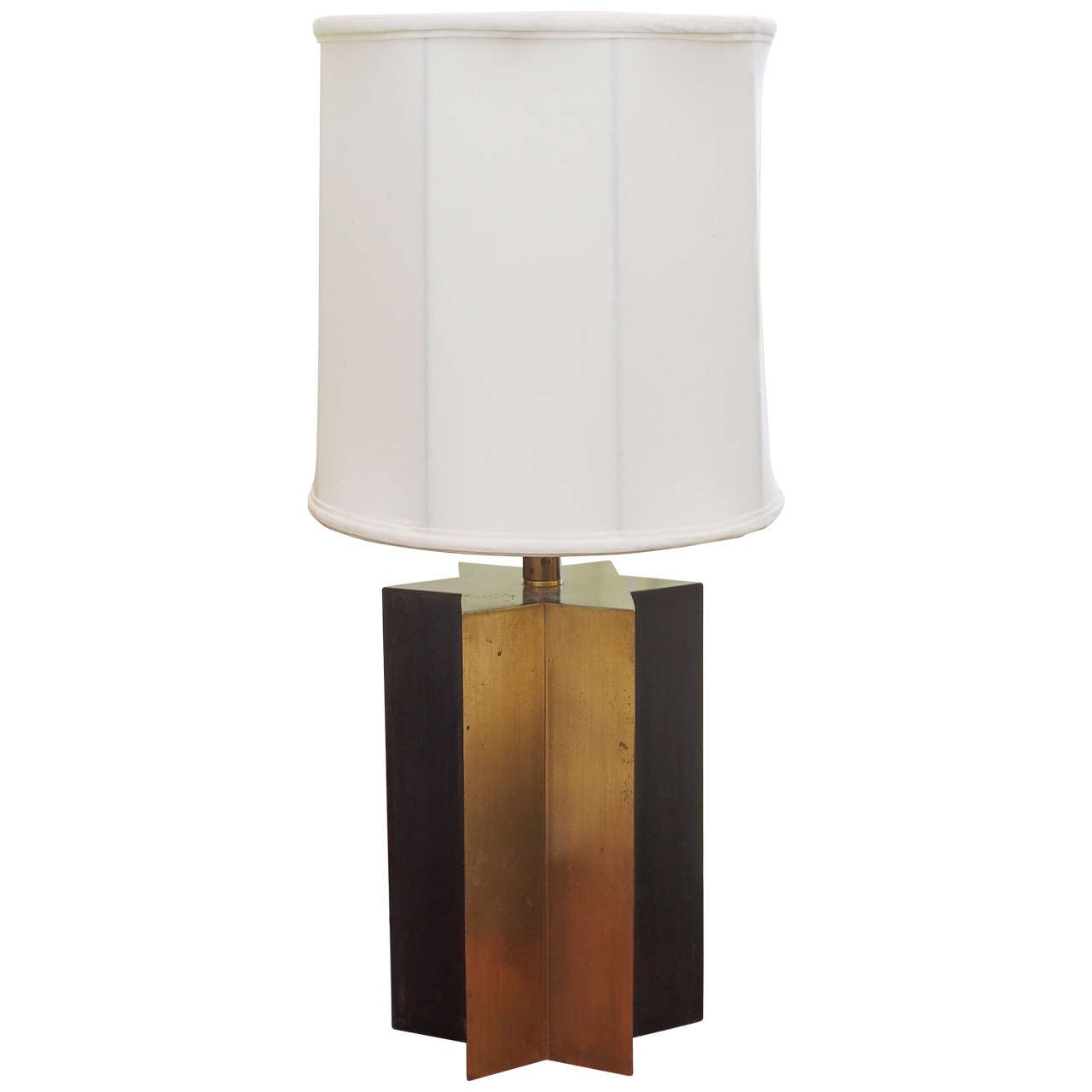 Mid-Century Modern Brass and Paint Lamp with Star Shaped Base For Sale
