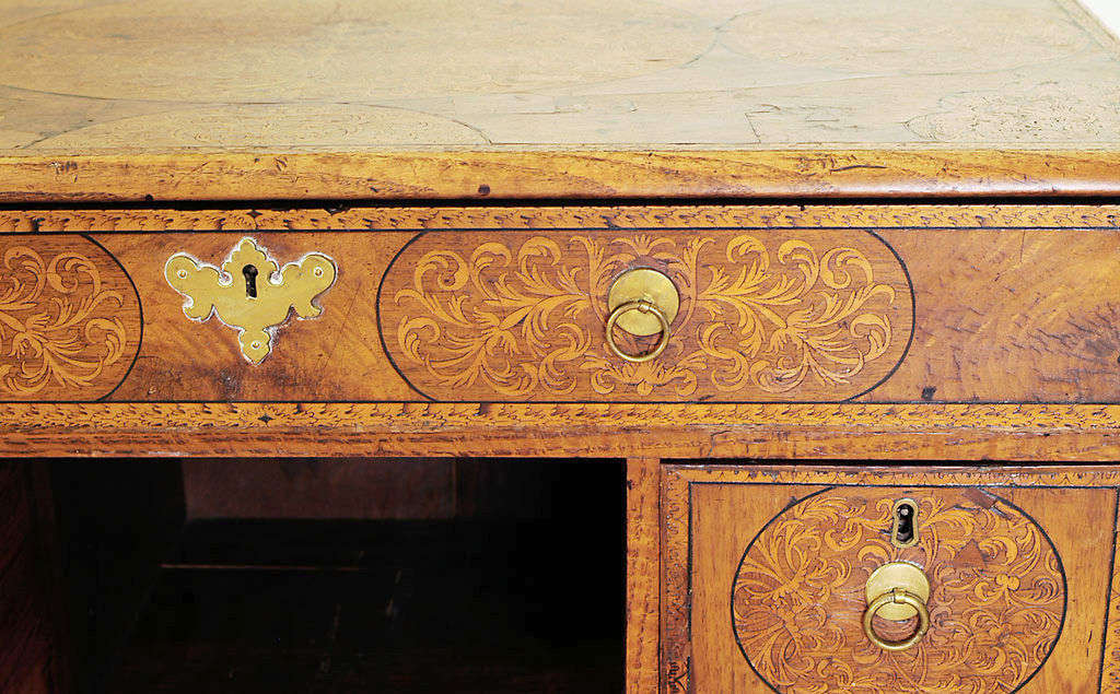 Olivewood William & Mary Desk In Excellent Condition For Sale In Kensington, MD