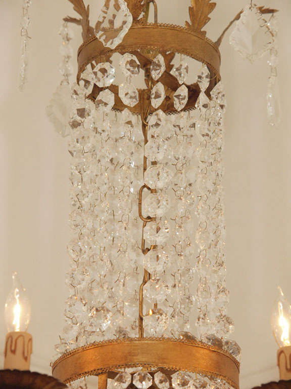 Schwedischer Kronleuchter aus Kristall und vergoldetem Eisen im Gustavianischen Stil, handgefertigt in Italien (Handgefertigt) im Angebot