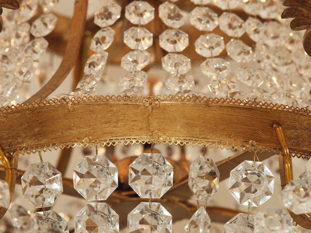 Schwedischer Kronleuchter aus Kristall und vergoldetem Eisen im Gustavianischen Stil, handgefertigt in Italien (Muranoglas) im Angebot