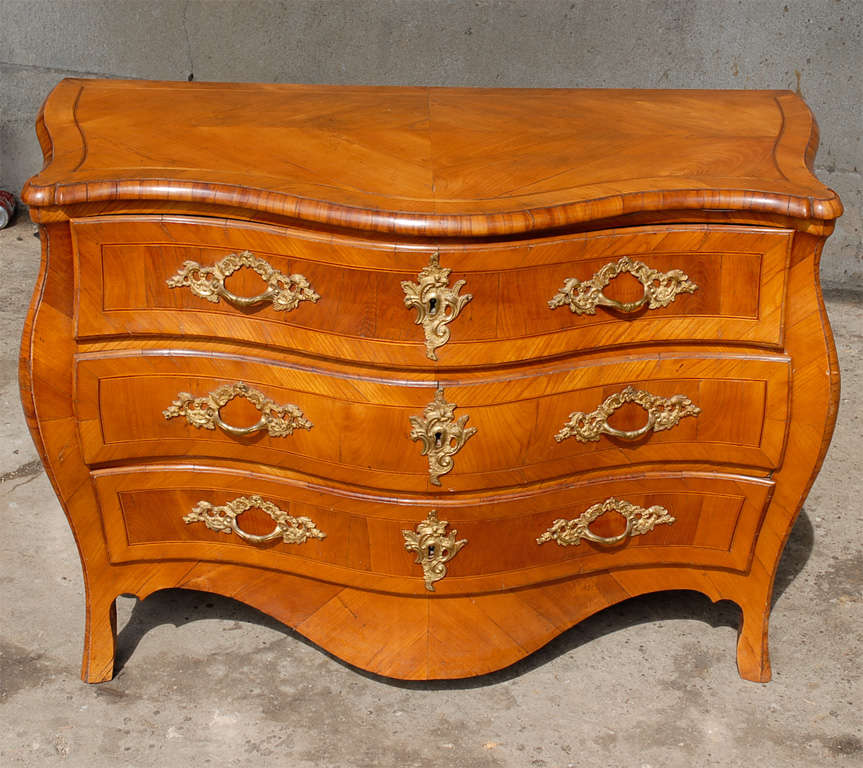 Carved An 18th Century Swedish Period Rococo Serpentine Chest with a Lovely Elm Veneer  For Sale