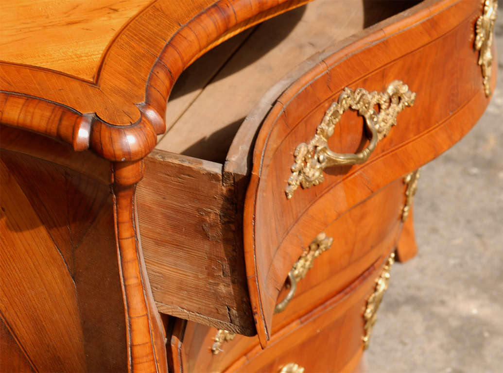 An 18th Century Swedish Period Rococo Serpentine Chest with a Lovely Elm Veneer  In Good Condition For Sale In Atlanta, GA